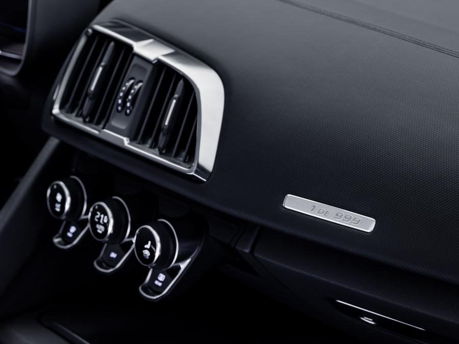 Детали интерьера Audi R8 V10 RWS 2017 года  (WW) (фото 65 из 81)